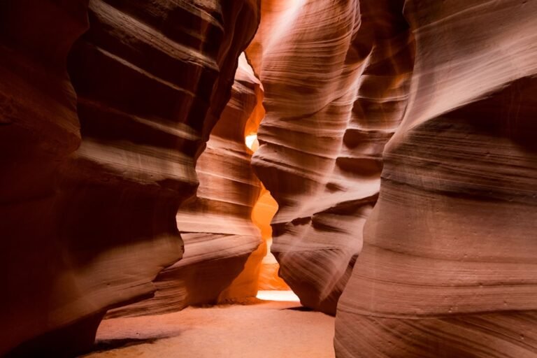 Como o Antelope Canyon Foi Formado? A Geologia por Trás do Brilho